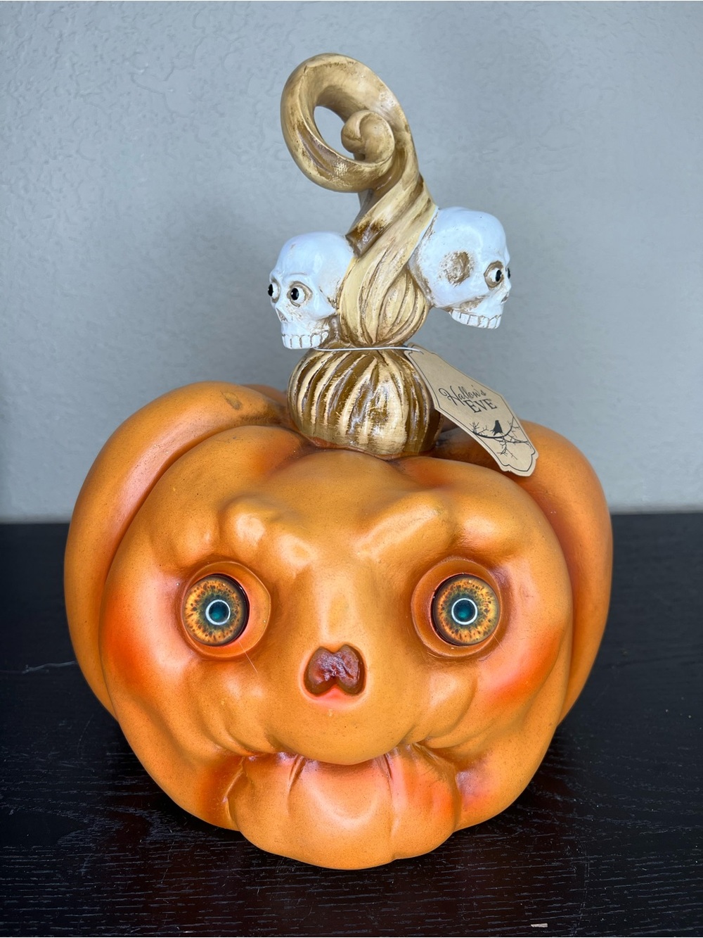 NEW Hallow’s Eve Pumpkin Spooky Face with Realistic Eyes and Skulls on Stem